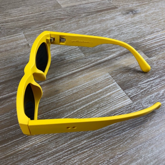 Grafik Plastic Arron Wafarer Sunglasses Yellow